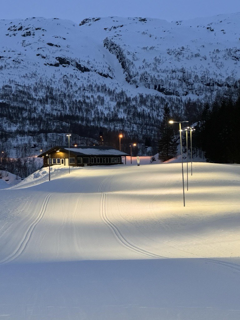 Minnehaugen Tiuristhytte. Lysløype.